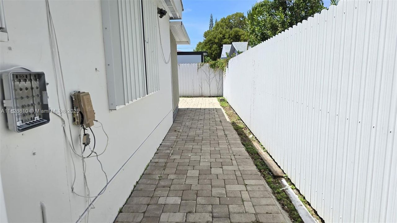 Recently Sold: $660,000 (3 beds, 2 baths, 1286 Square Feet)