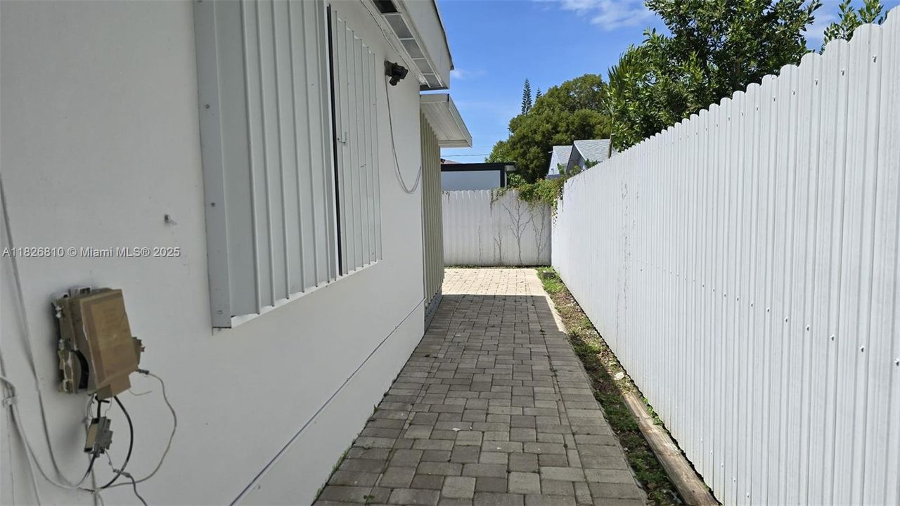 Recently Sold: $660,000 (3 beds, 2 baths, 1286 Square Feet)