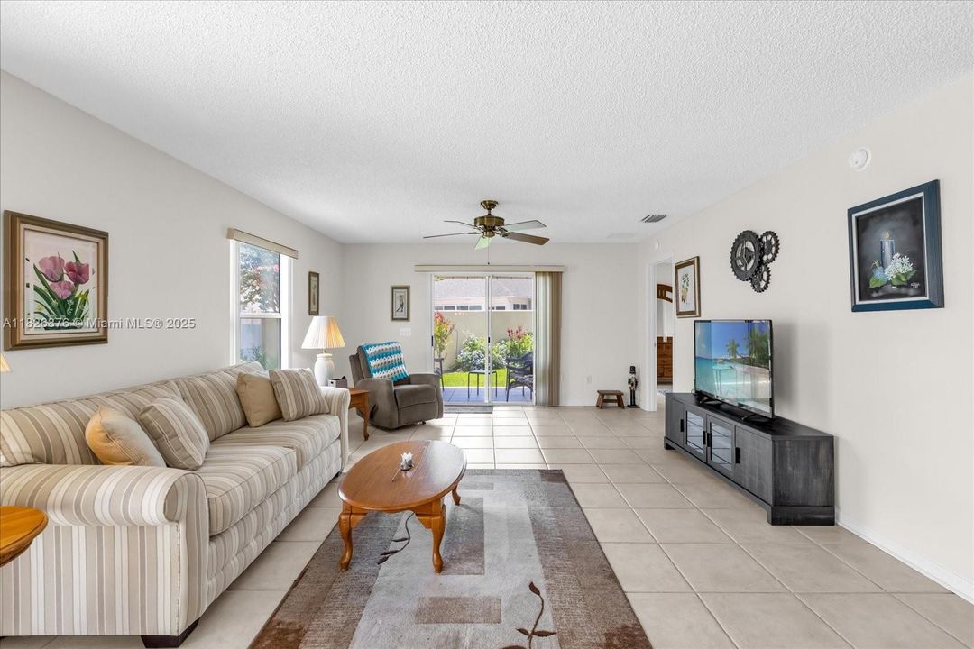 最近售出: $274,900 (2 贝兹, 2 浴室, 1165 平方英尺)