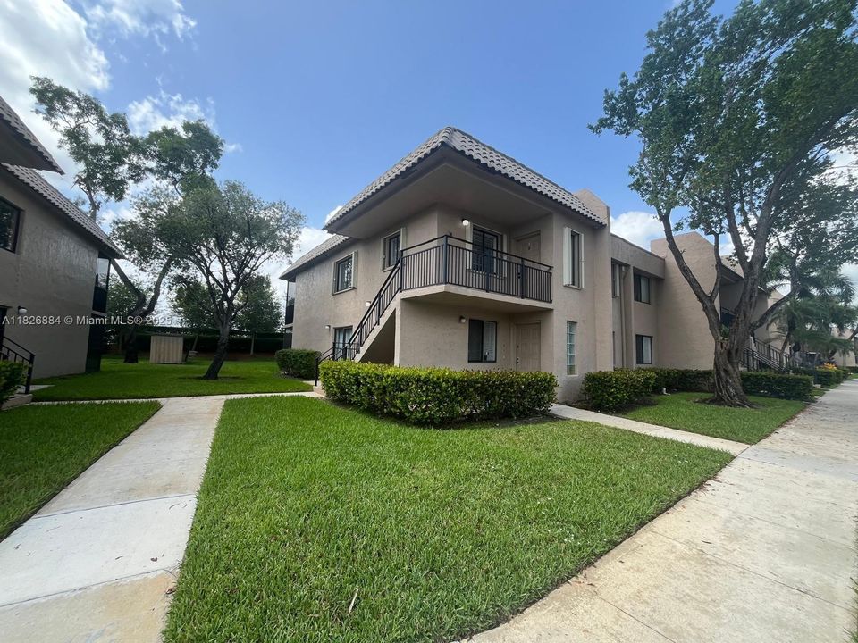 Active With Contract: $295,000 (2 beds, 2 baths, 1220 Square Feet)