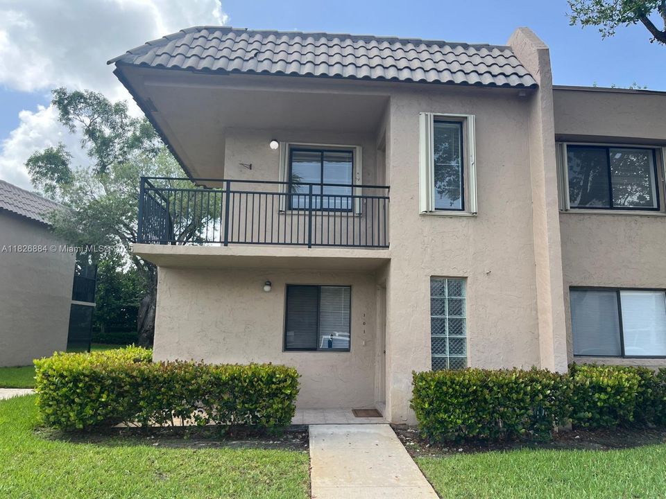 Active With Contract: $295,000 (2 beds, 2 baths, 1220 Square Feet)