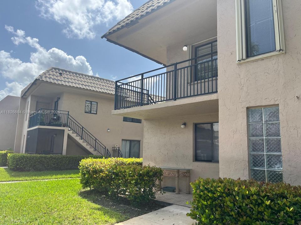 Active With Contract: $295,000 (2 beds, 2 baths, 1220 Square Feet)