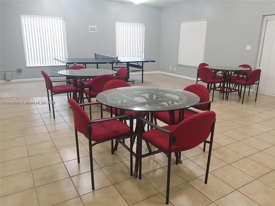 For Sale: $149,000 (1 beds, 1 baths, 678 Square Feet)