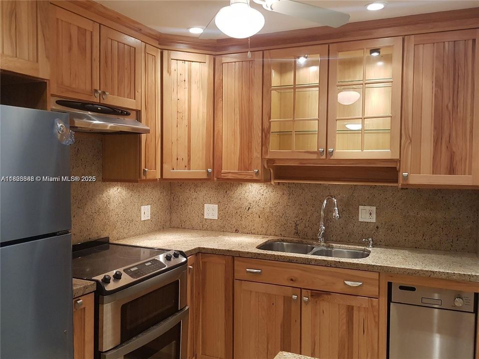 For Sale: $149,000 (1 beds, 1 baths, 678 Square Feet)