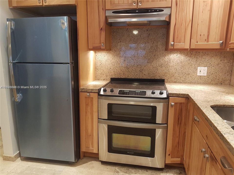 For Sale: $149,000 (1 beds, 1 baths, 678 Square Feet)