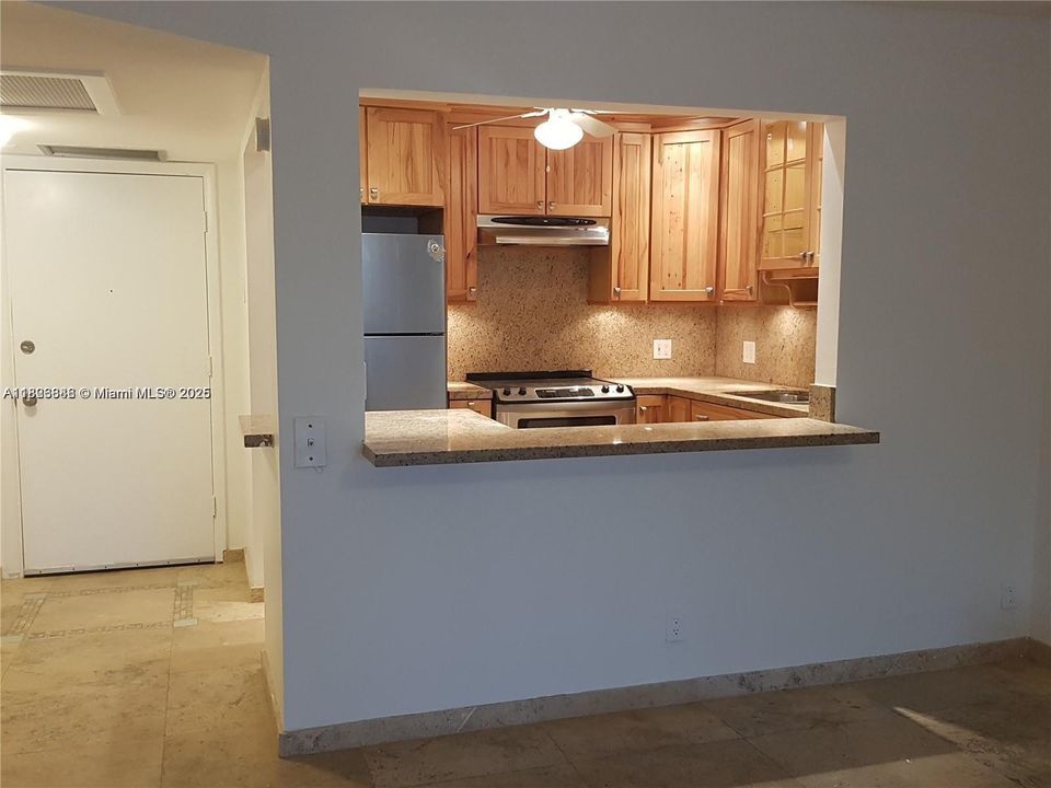 For Sale: $149,000 (1 beds, 1 baths, 678 Square Feet)