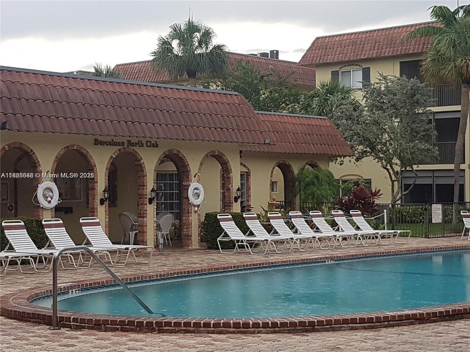 For Sale: $149,000 (1 beds, 1 baths, 678 Square Feet)