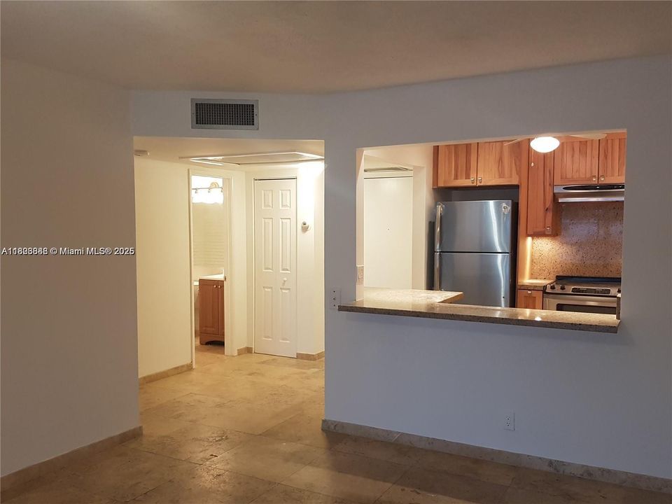 For Sale: $149,000 (1 beds, 1 baths, 678 Square Feet)