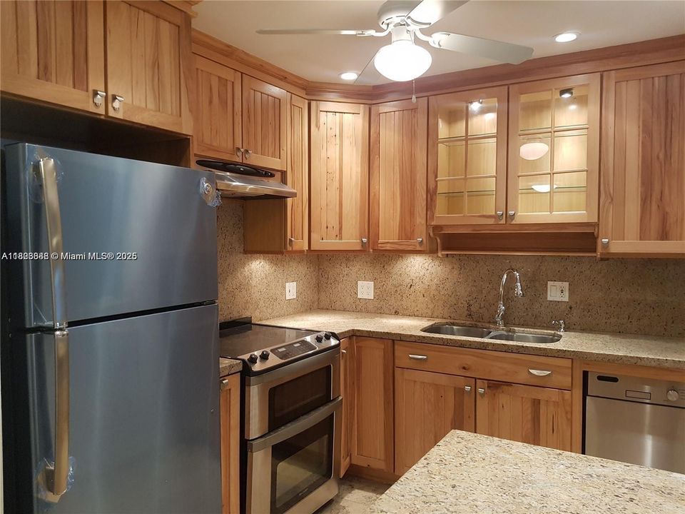 For Sale: $149,000 (1 beds, 1 baths, 678 Square Feet)