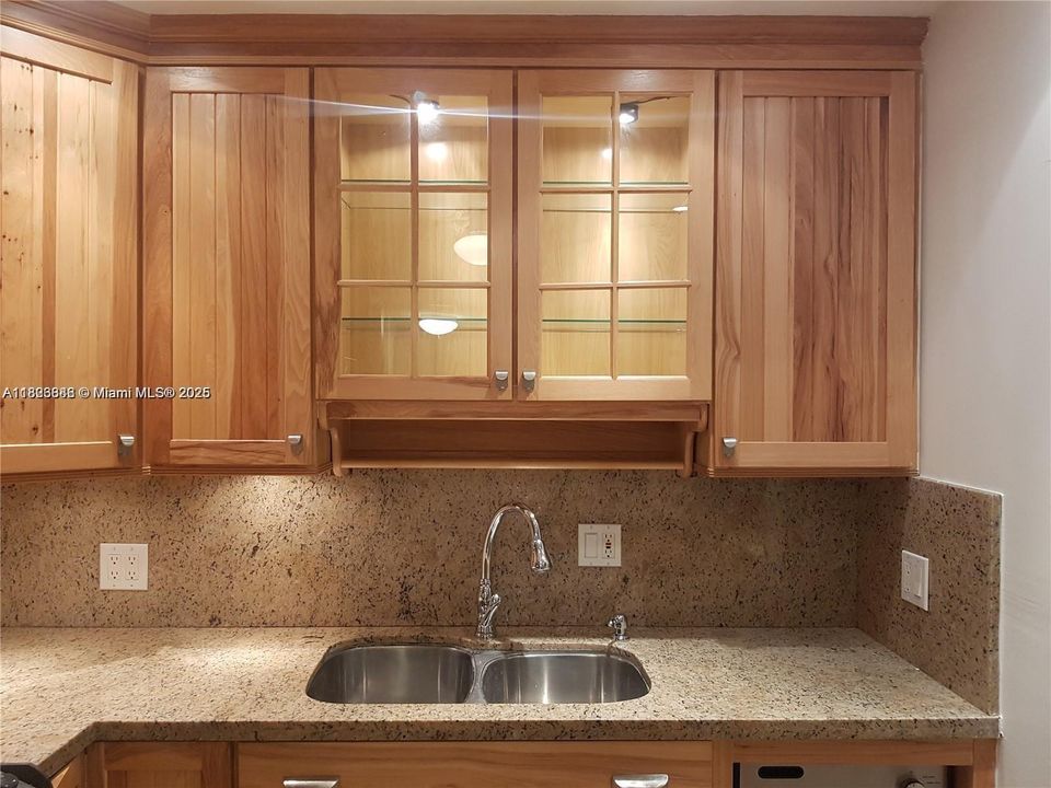 For Sale: $149,000 (1 beds, 1 baths, 678 Square Feet)