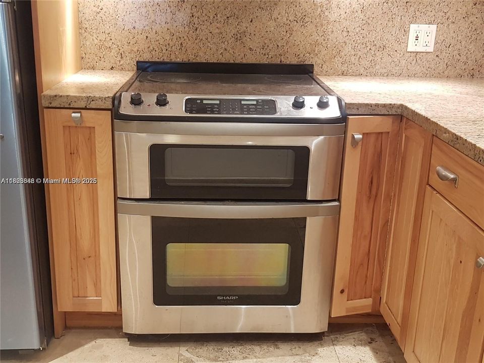 For Sale: $149,000 (1 beds, 1 baths, 678 Square Feet)