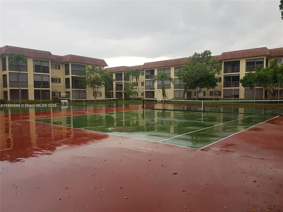 For Sale: $149,000 (1 beds, 1 baths, 678 Square Feet)