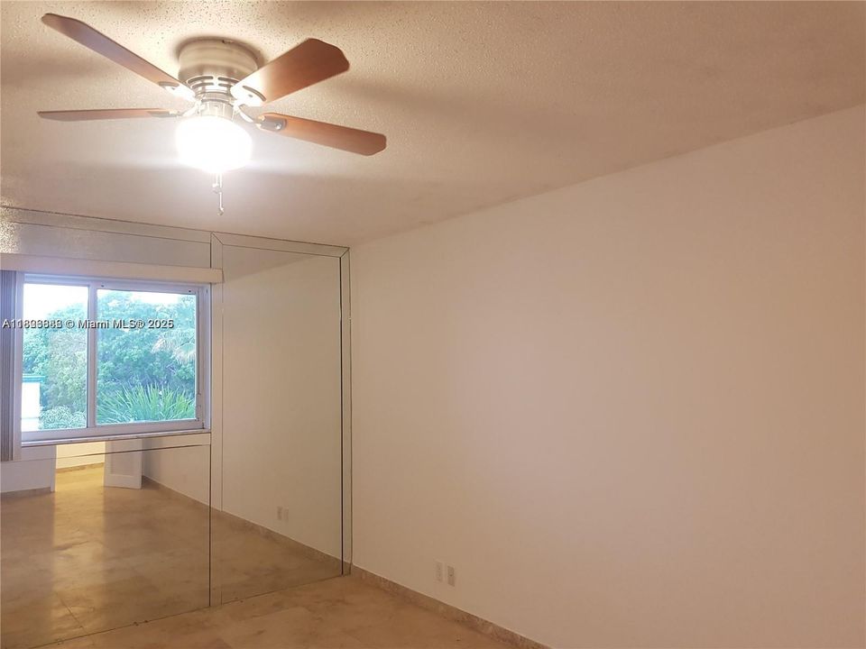 For Sale: $149,000 (1 beds, 1 baths, 678 Square Feet)