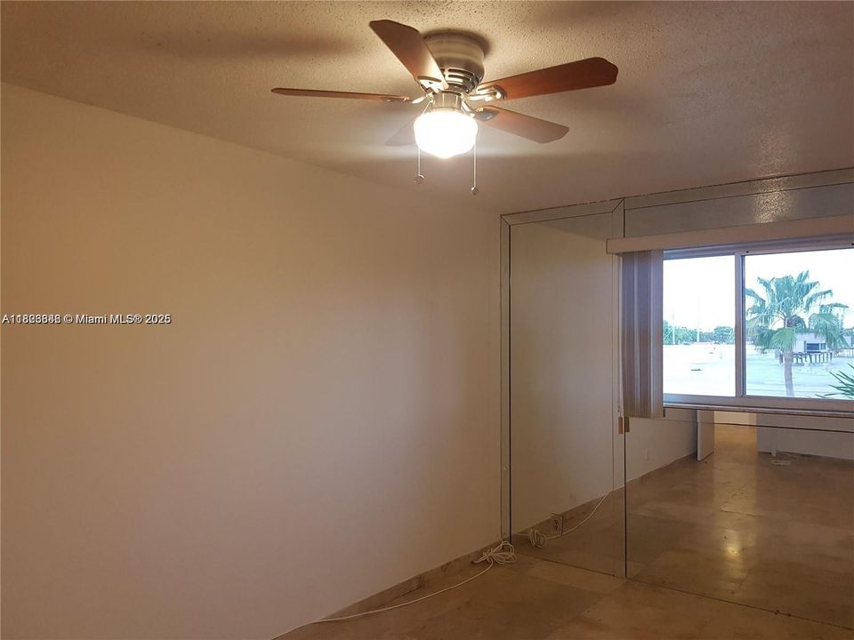 For Sale: $149,000 (1 beds, 1 baths, 678 Square Feet)