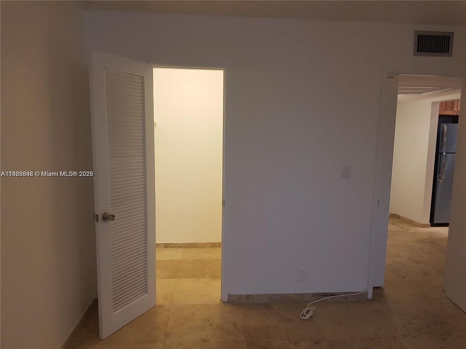 For Sale: $149,000 (1 beds, 1 baths, 678 Square Feet)