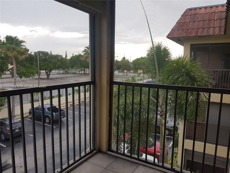 For Sale: $149,000 (1 beds, 1 baths, 678 Square Feet)