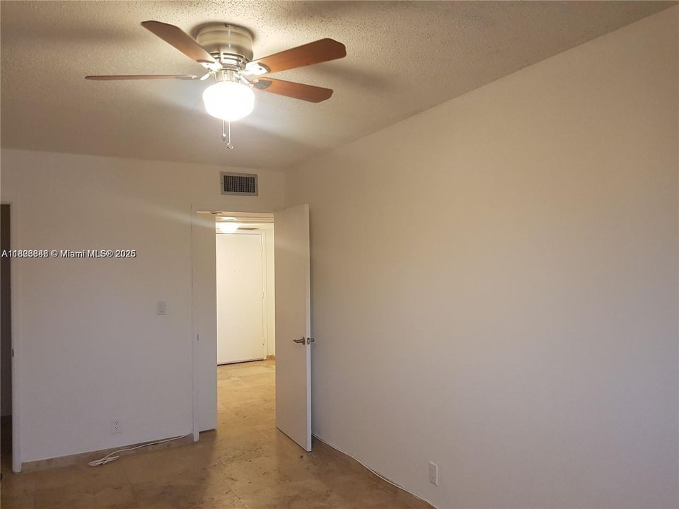 For Sale: $149,000 (1 beds, 1 baths, 678 Square Feet)