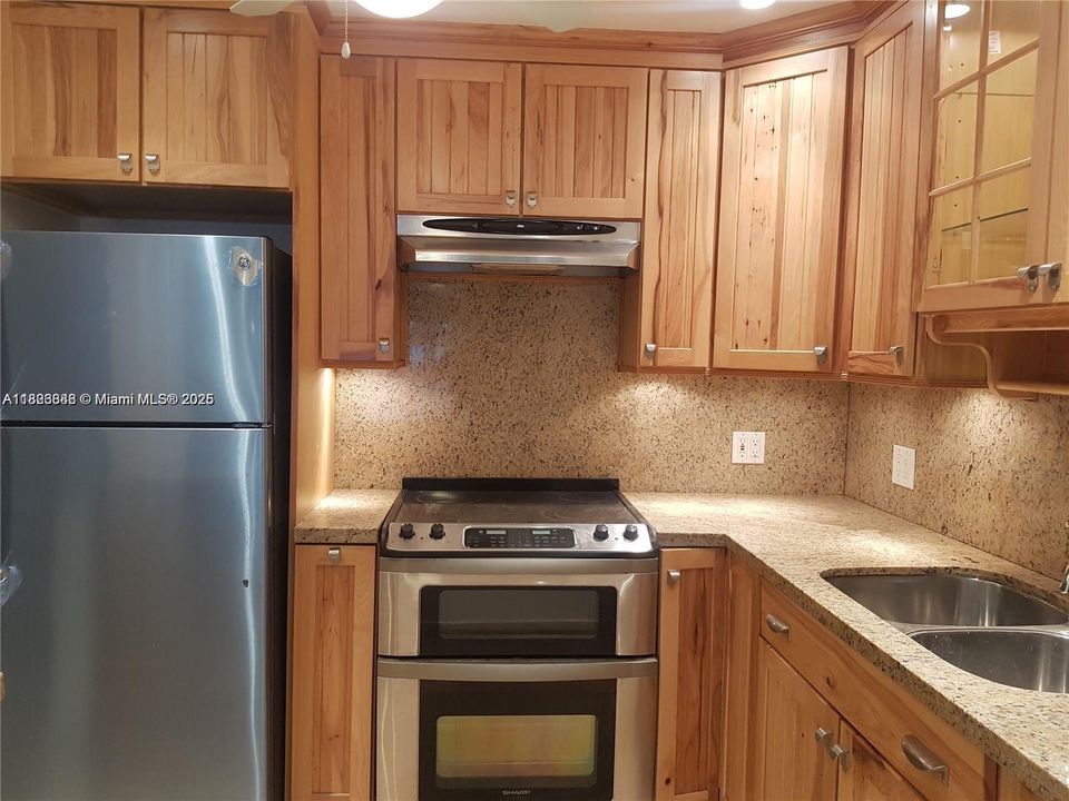 For Sale: $149,000 (1 beds, 1 baths, 678 Square Feet)