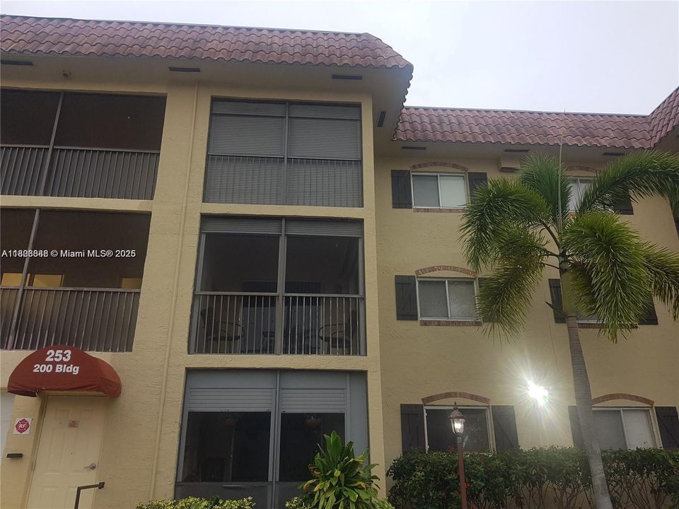 For Sale: $149,000 (1 beds, 1 baths, 678 Square Feet)