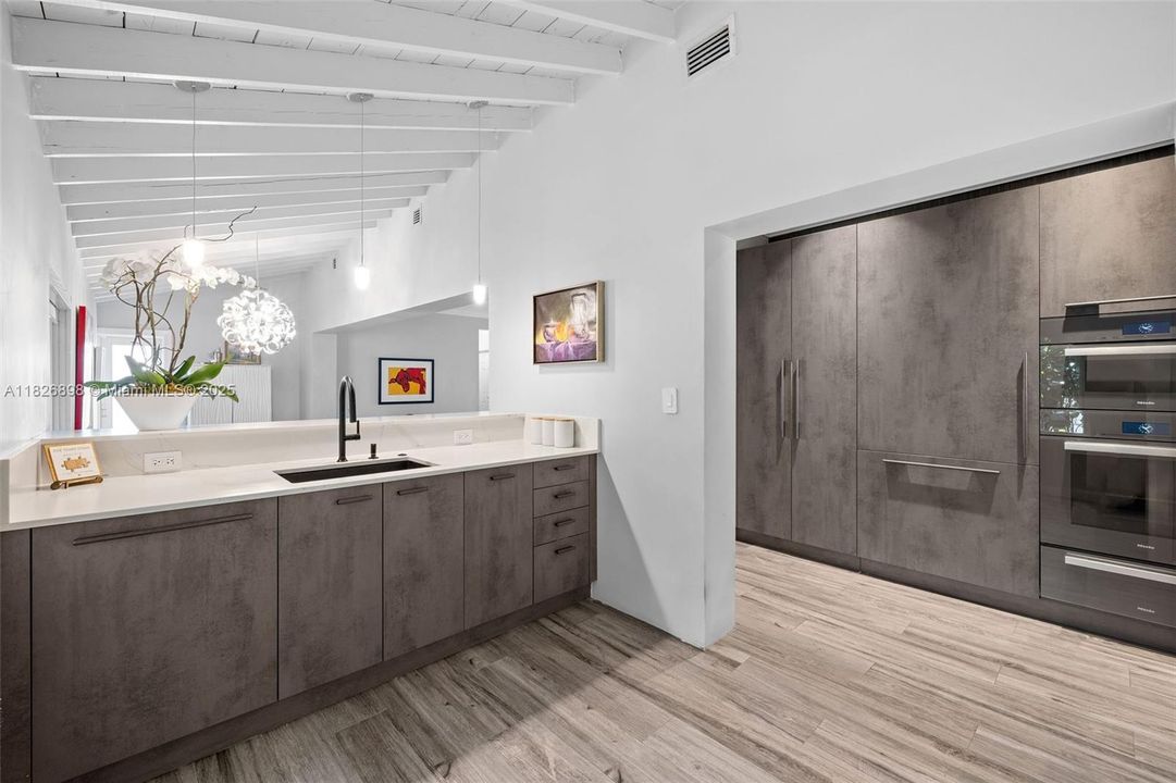 Недавно продано: $1,799,000 (3 спален, 2 ванн, 2074 Квадратных фут)