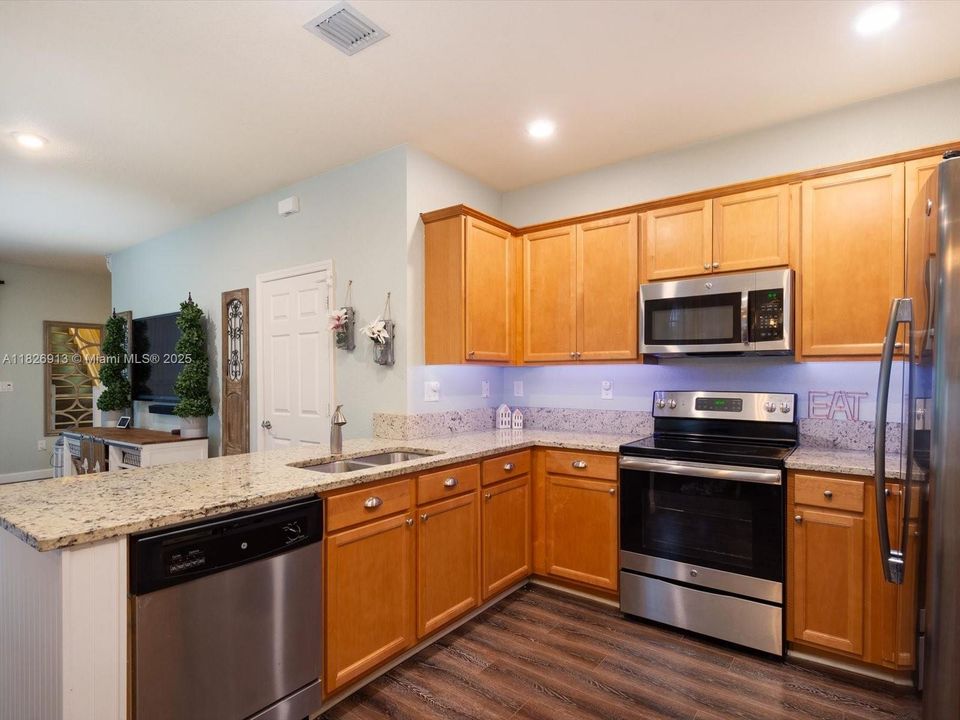 最近售出: $450,000 (3 贝兹, 2 浴室, 1668 平方英尺)