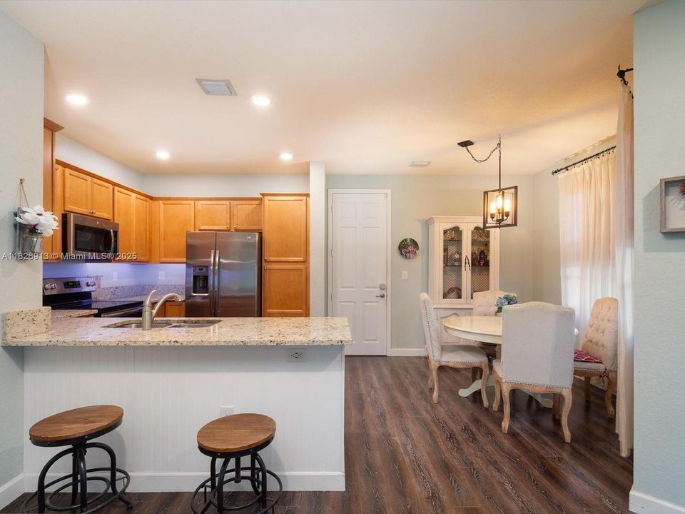 最近售出: $450,000 (3 贝兹, 2 浴室, 1668 平方英尺)