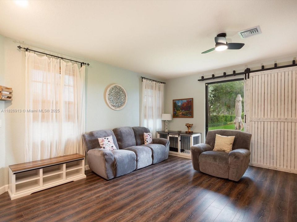 最近售出: $450,000 (3 贝兹, 2 浴室, 1668 平方英尺)