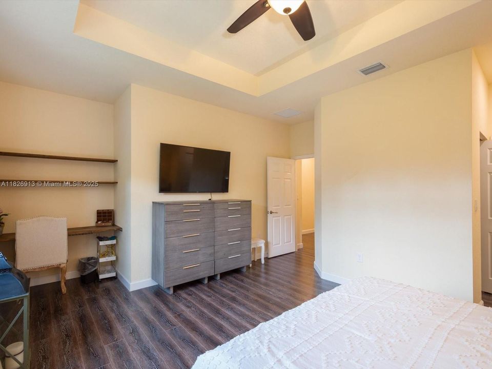 最近售出: $450,000 (3 贝兹, 2 浴室, 1668 平方英尺)