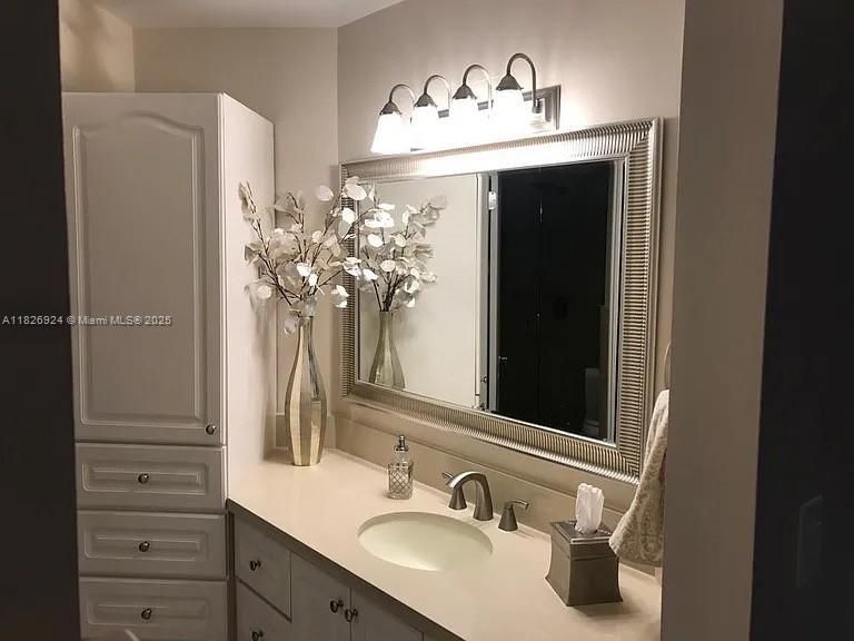 Vendido Recientemente: $375,000 (2 camas, 2 baños, 1090 Pies cuadrados)