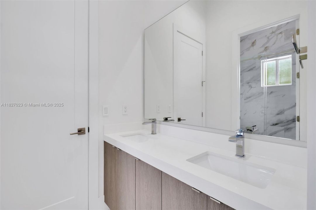 Под контрактом: $9,900 (5 спален, 4 ванн, 3322 Квадратных фут)