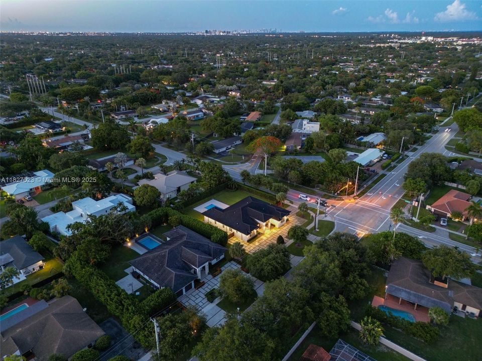 Под контрактом: $9,900 (5 спален, 4 ванн, 3322 Квадратных фут)