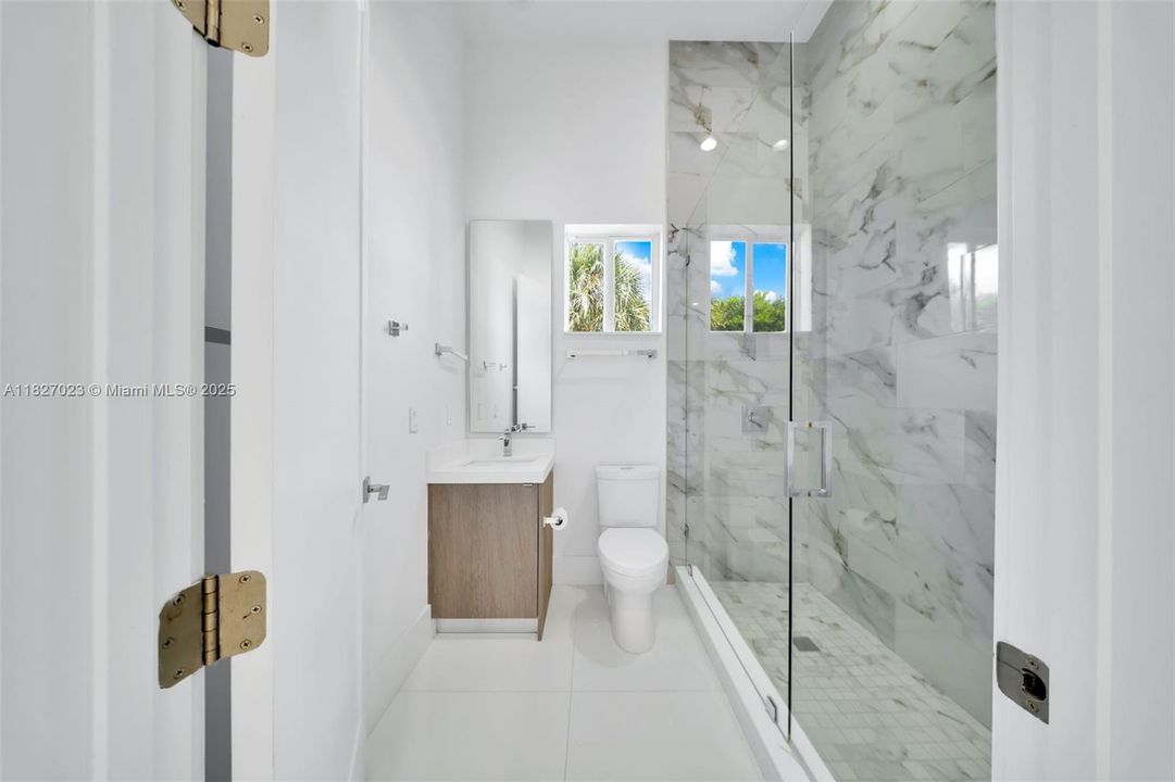 Под контрактом: $9,900 (5 спален, 4 ванн, 3322 Квадратных фут)