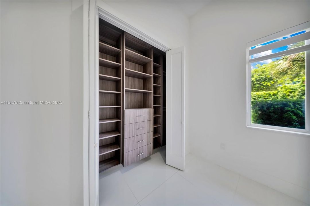 Под контрактом: $9,900 (5 спален, 4 ванн, 3322 Квадратных фут)