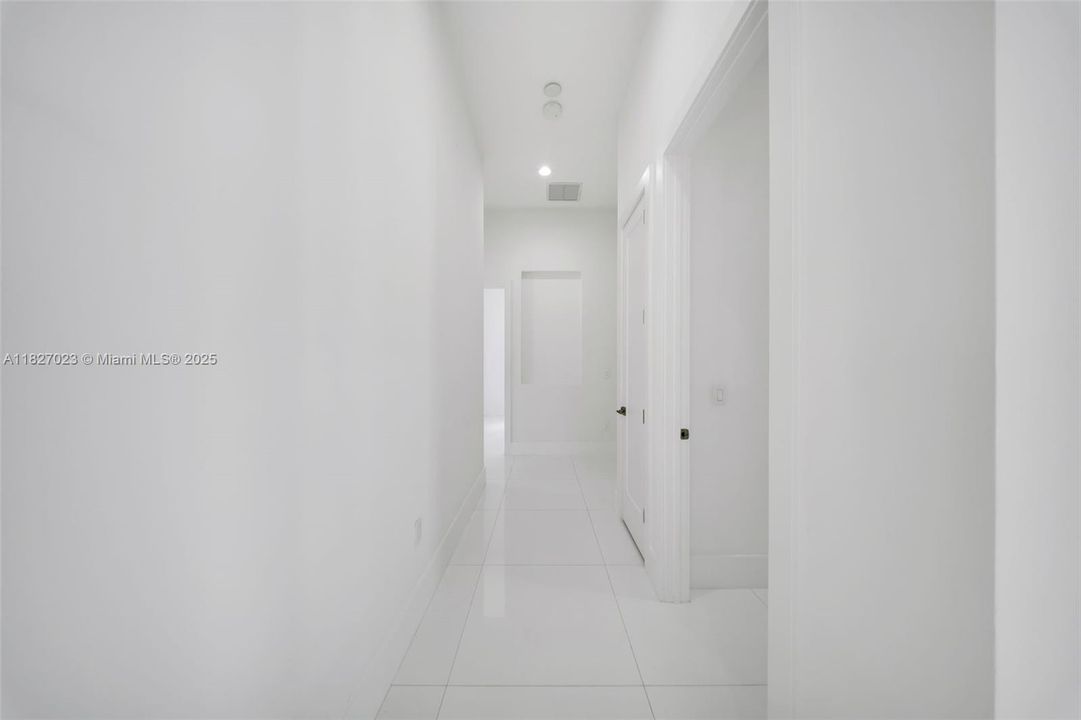 Под контрактом: $9,900 (5 спален, 4 ванн, 3322 Квадратных фут)