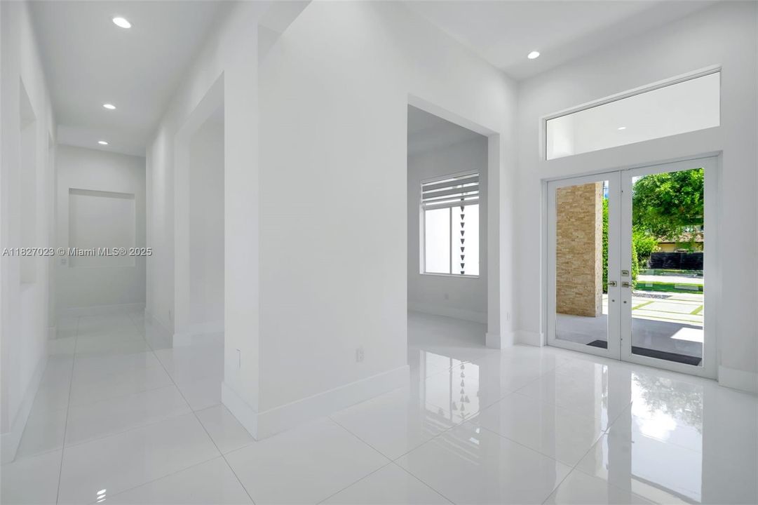 Под контрактом: $9,900 (5 спален, 4 ванн, 3322 Квадратных фут)