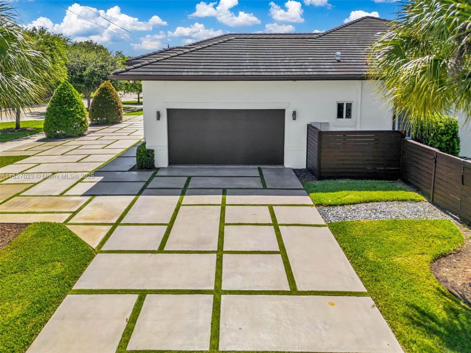 Под контрактом: $9,900 (5 спален, 4 ванн, 3322 Квадратных фут)