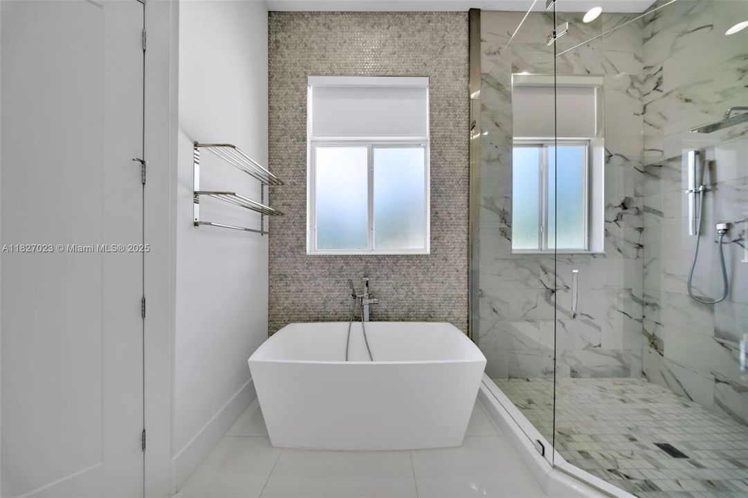 Под контрактом: $9,900 (5 спален, 4 ванн, 3322 Квадратных фут)