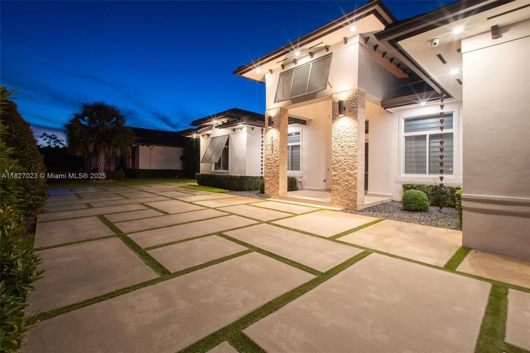 Под контрактом: $9,900 (5 спален, 4 ванн, 3322 Квадратных фут)