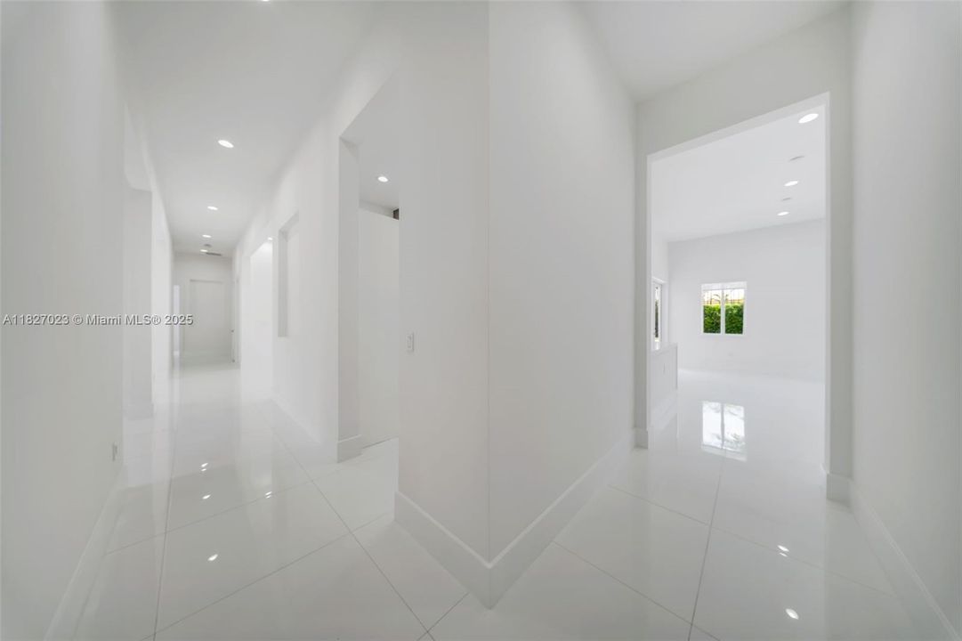 Под контрактом: $9,900 (5 спален, 4 ванн, 3322 Квадратных фут)