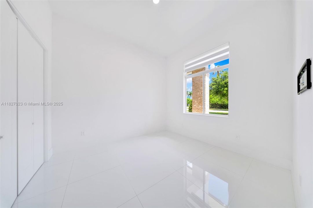 Под контрактом: $9,900 (5 спален, 4 ванн, 3322 Квадратных фут)