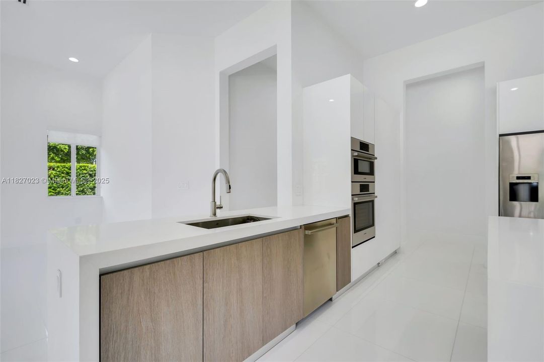 Под контрактом: $9,900 (5 спален, 4 ванн, 3322 Квадратных фут)