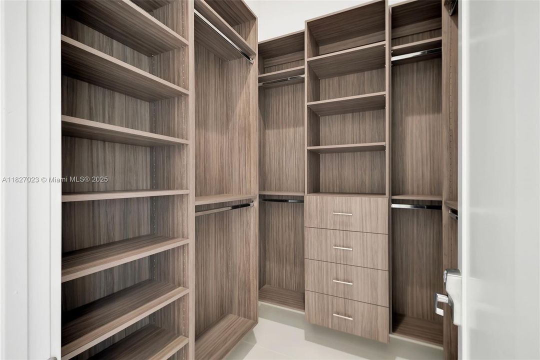 Под контрактом: $9,900 (5 спален, 4 ванн, 3322 Квадратных фут)