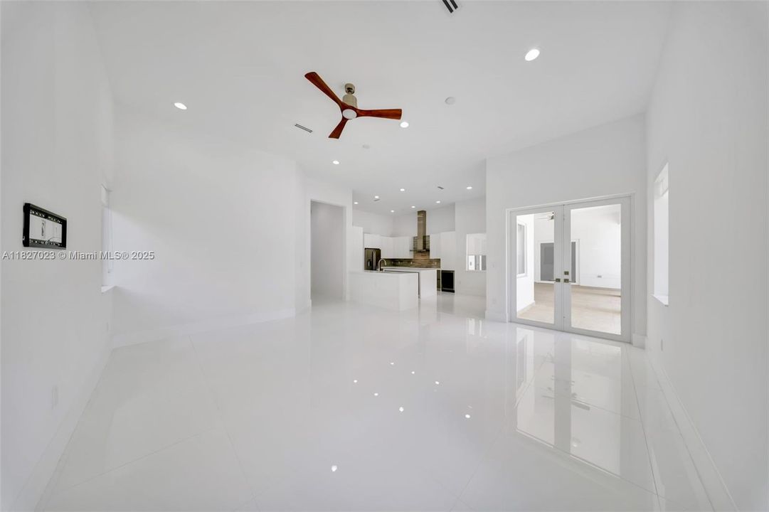 Под контрактом: $9,900 (5 спален, 4 ванн, 3322 Квадратных фут)