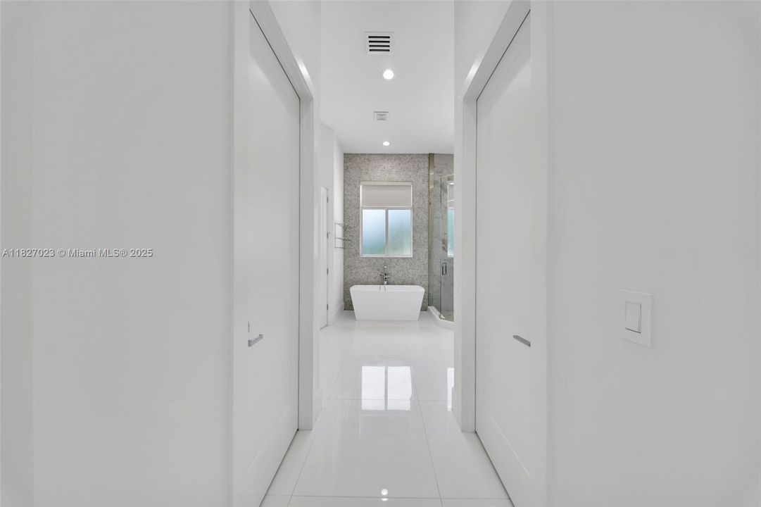 Под контрактом: $9,900 (5 спален, 4 ванн, 3322 Квадратных фут)