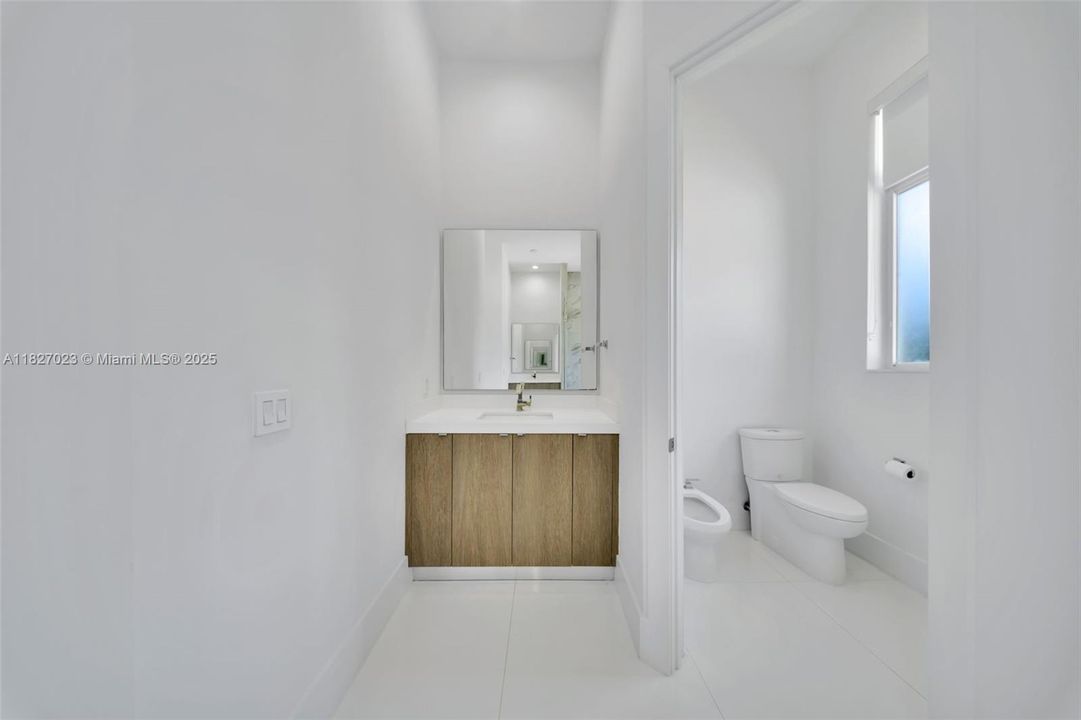 Под контрактом: $9,900 (5 спален, 4 ванн, 3322 Квадратных фут)