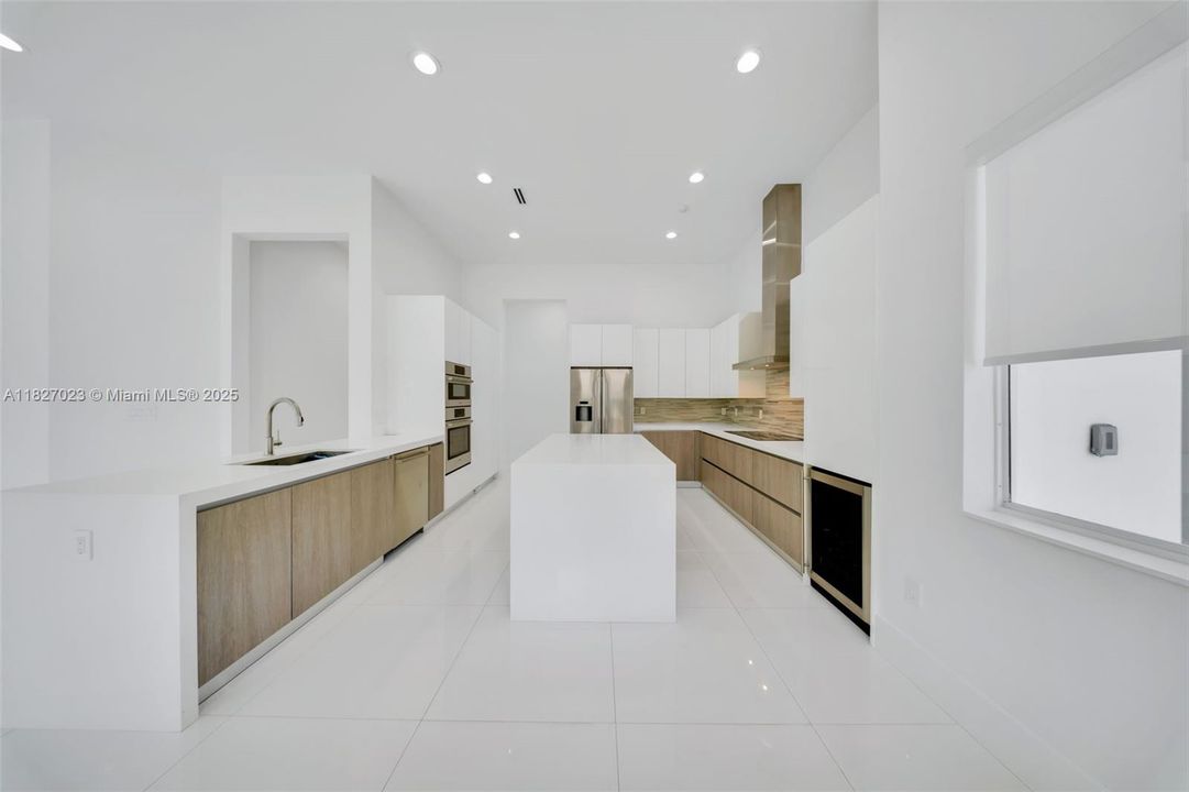 Под контрактом: $9,900 (5 спален, 4 ванн, 3322 Квадратных фут)