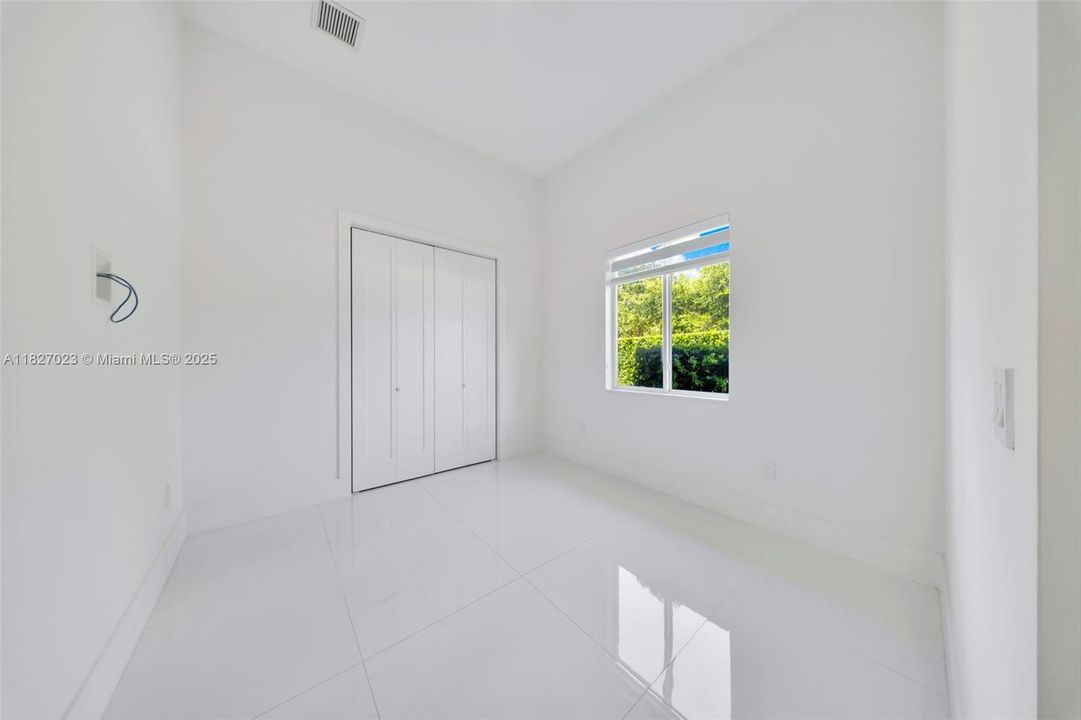 Под контрактом: $9,900 (5 спален, 4 ванн, 3322 Квадратных фут)