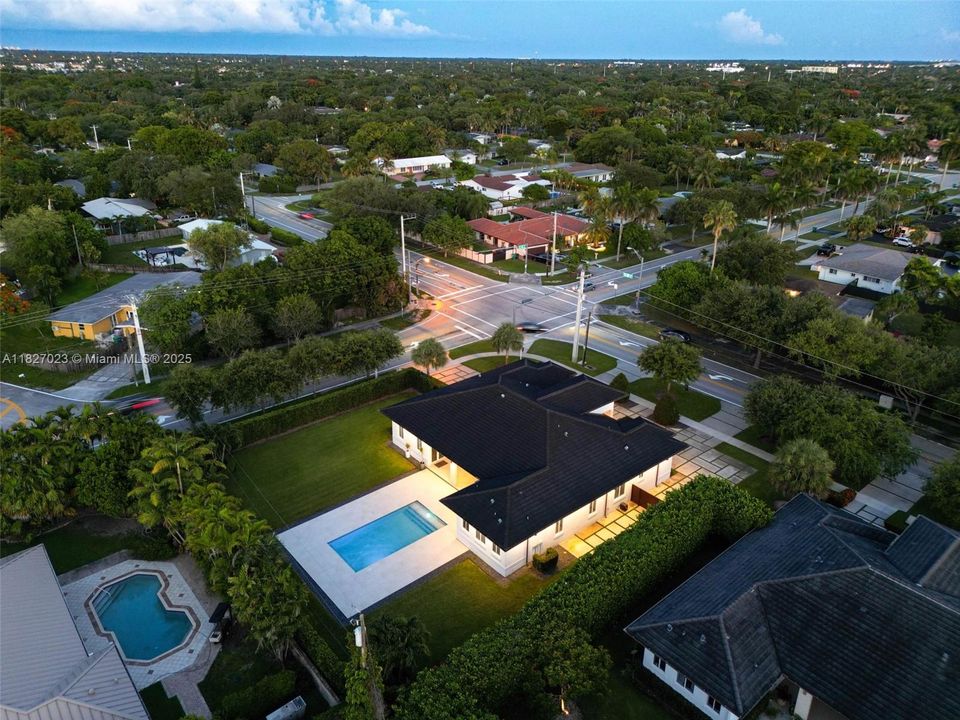 Под контрактом: $9,900 (5 спален, 4 ванн, 3322 Квадратных фут)