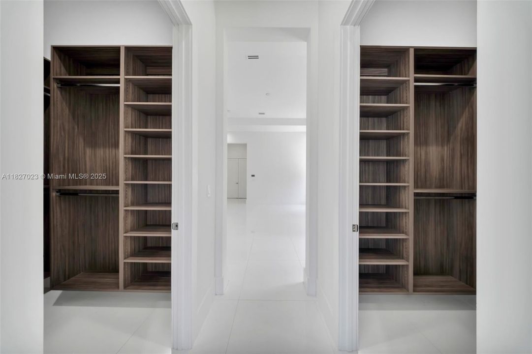 Под контрактом: $9,900 (5 спален, 4 ванн, 3322 Квадратных фут)