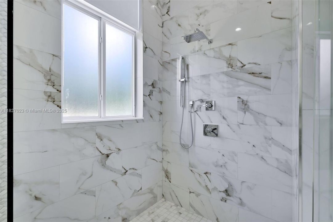 Под контрактом: $9,900 (5 спален, 4 ванн, 3322 Квадратных фут)